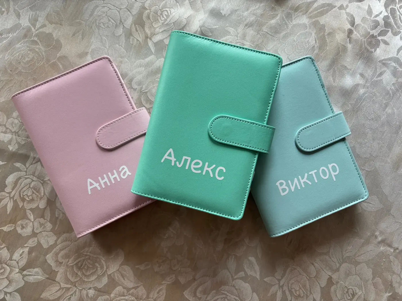 Три Cash Book планера в розово, мента и небесносиньо с имена Анна, Алекс и Виктор